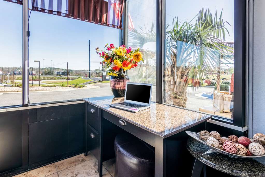 econo lodge inn and suites