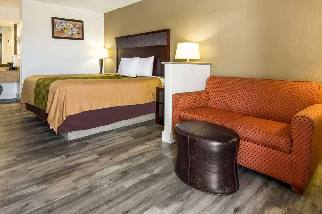 econo lodge inn and suites