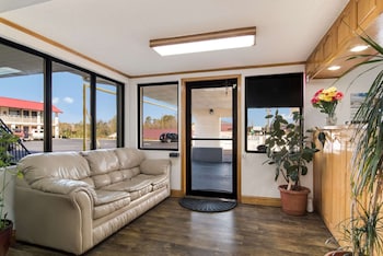 econo lodge calhoun north damascus