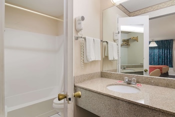 econo lodge calhoun north damascus