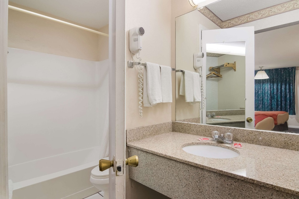 econo lodge calhoun north damascus