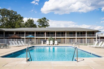 crystal inn eatontown