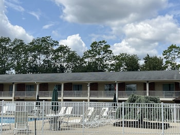 crystal inn eatontown