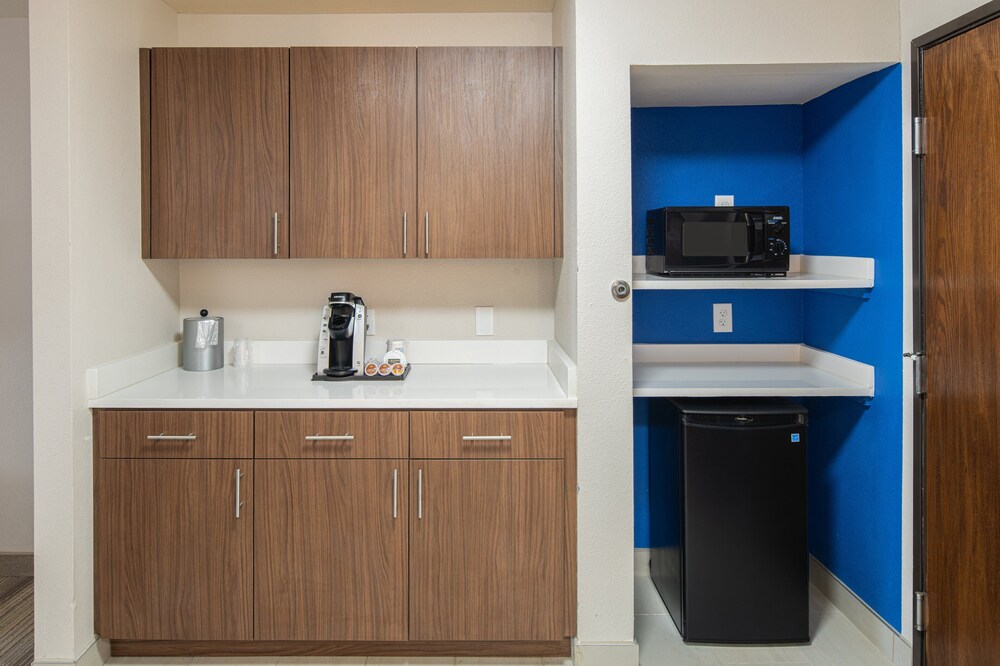 holiday inn express and suites n waco area west