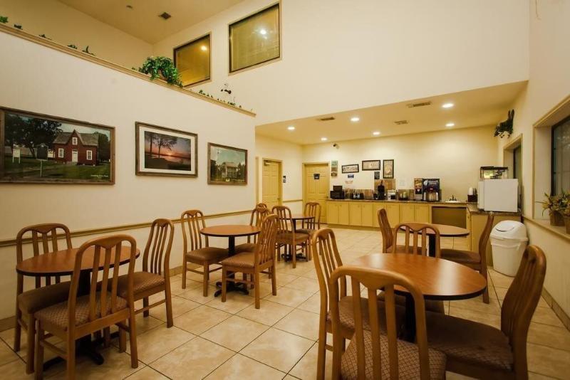 Texas Country Inn & Suites Hankamer,Near Chambers County Golf Course,2 star