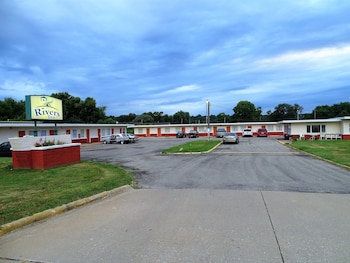 Rivers Inn Fort Madison,Fort Madison>>Burlington,2 star