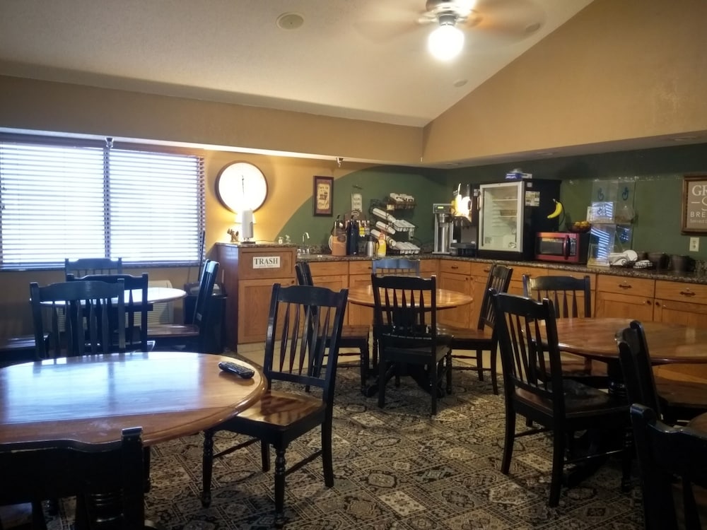 madelia hotel and suites