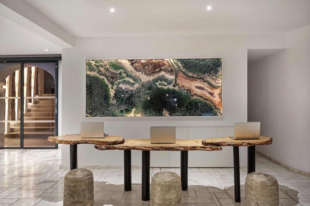 kouros hotel and suites