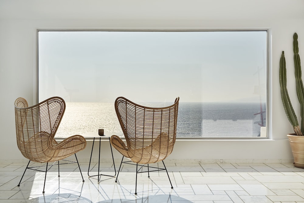 kouros hotel and suites