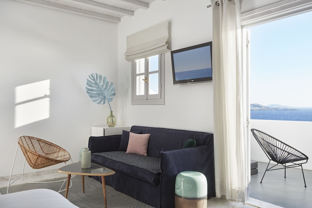 kouros hotel and suites