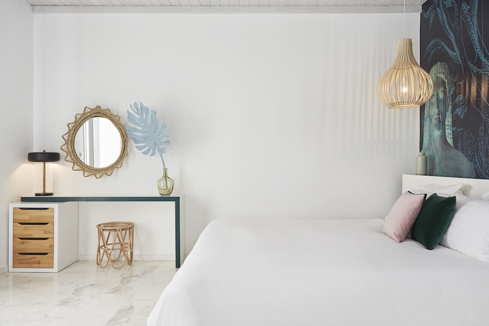 kouros hotel and suites