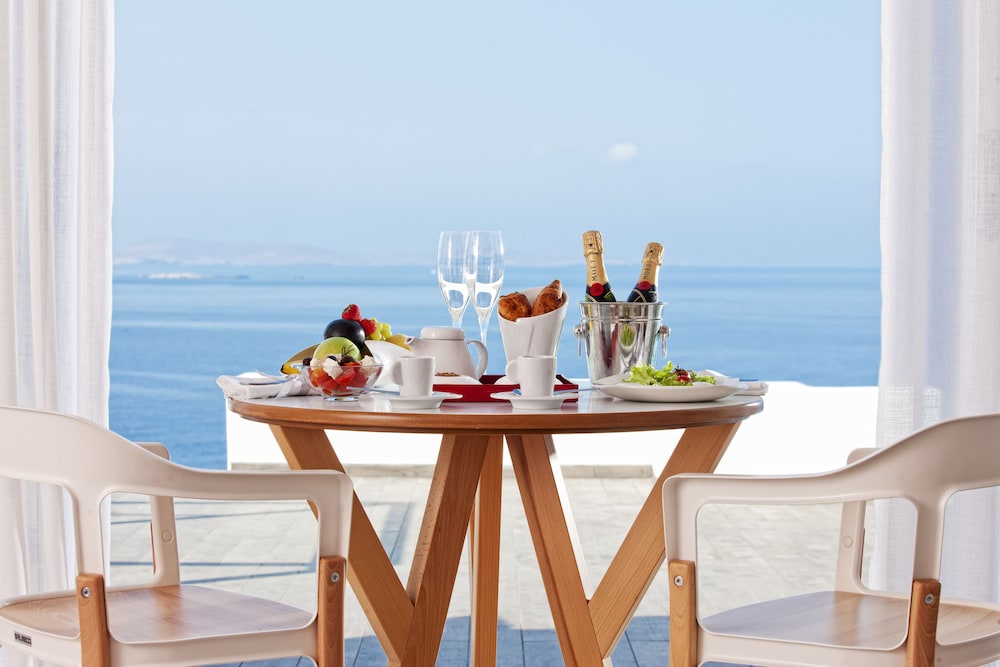 kouros hotel and suites