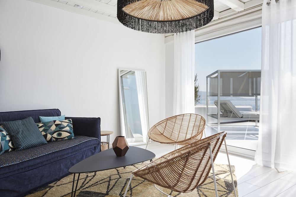 kouros hotel and suites