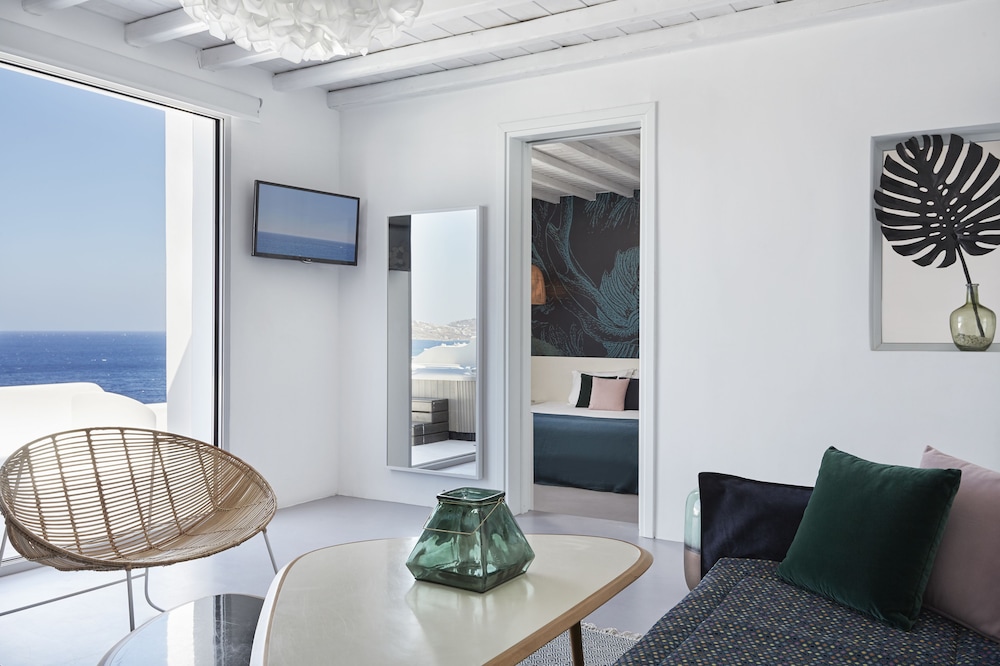 kouros hotel and suites