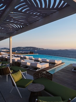 kouros hotel and suites