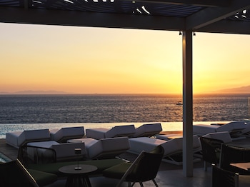 kouros hotel and suites