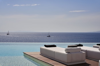 kouros hotel and suites