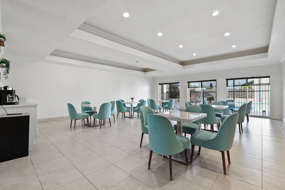 brookhurst plaza inn