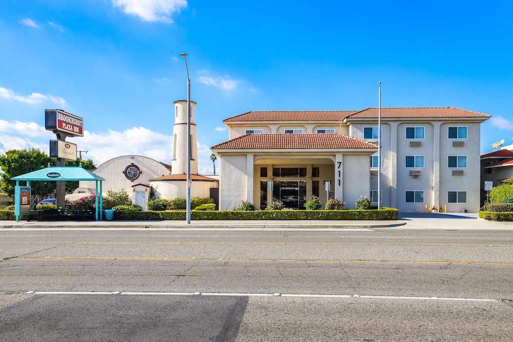 brookhurst plaza inn