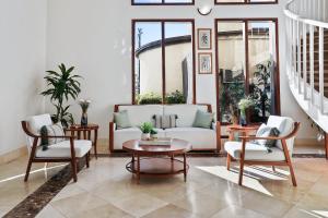 brookhurst plaza inn