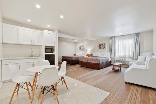 brookhurst plaza inn