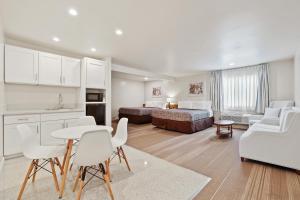 brookhurst plaza inn