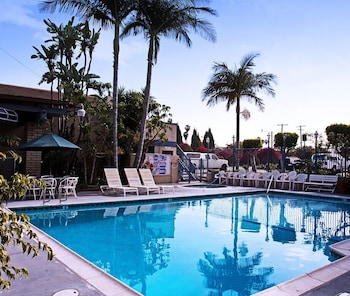 brookhurst plaza inn