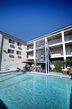 brookhurst plaza inn