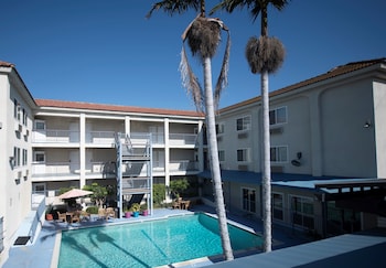 brookhurst plaza inn