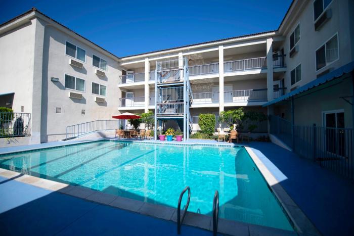 brookhurst plaza inn