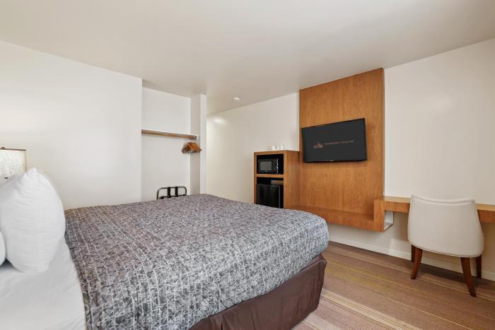 brookhurst plaza inn