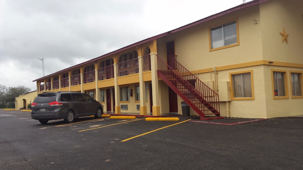 carefree inn flatonia