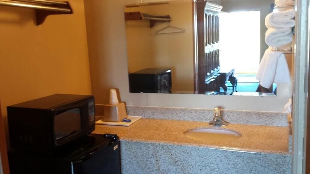 carefree inn flatonia