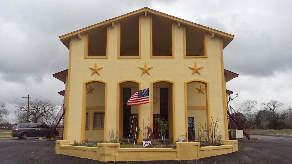 carefree inn flatonia