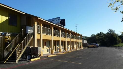 Carefree Inn Flatonia,Flatonia>>Columbus,3 star