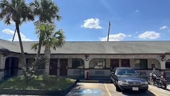 palace inn i 45 and bellfort