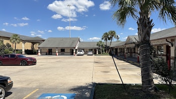 palace inn i 45 and bellfort