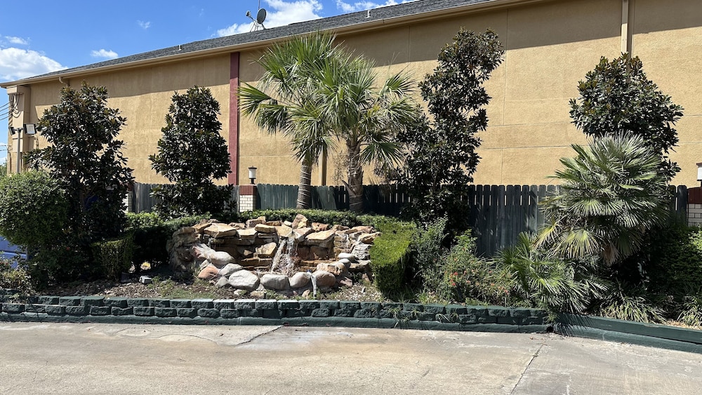 palace inn i 45 and bellfort