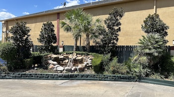 palace inn i 45 and bellfort