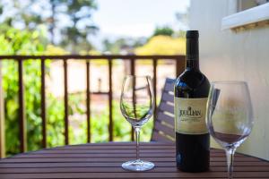 vendange carmel inn and suites