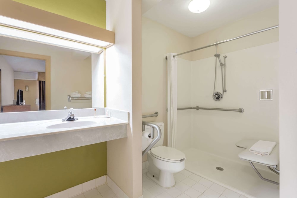 days inn and conf center by wyndham southern pines pinehurst