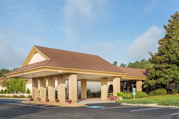 Days Inn & Conf Center By Wyndham Southern Pines Pinehurst,North Carolina>>Southern Pines,2 star