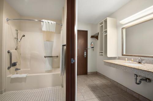 days inn and suites by wyndham kansas city south