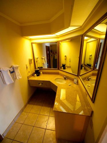 days inn and suites by wyndham kansas city south