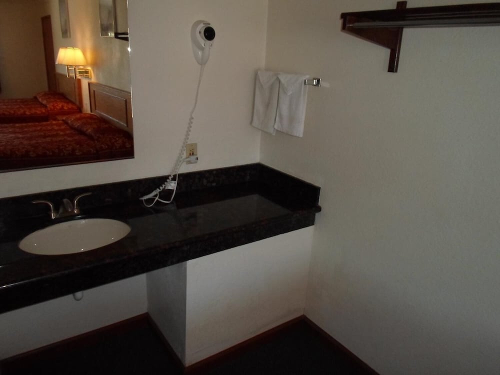 economy inn morgan hill