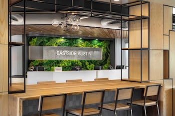 hampton inn austin east side 5th street