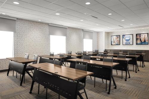 home2 suites dickson tn