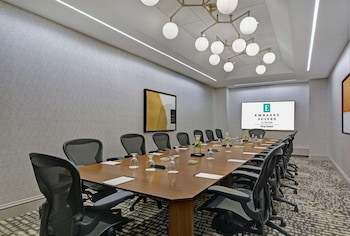 embassy suites by hilton chicago downtown river north