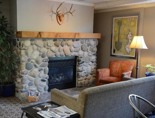 hilltop inn by riversage