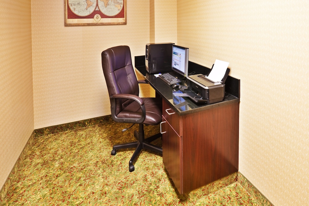 holiday inn express hotel and suites perry by ihg